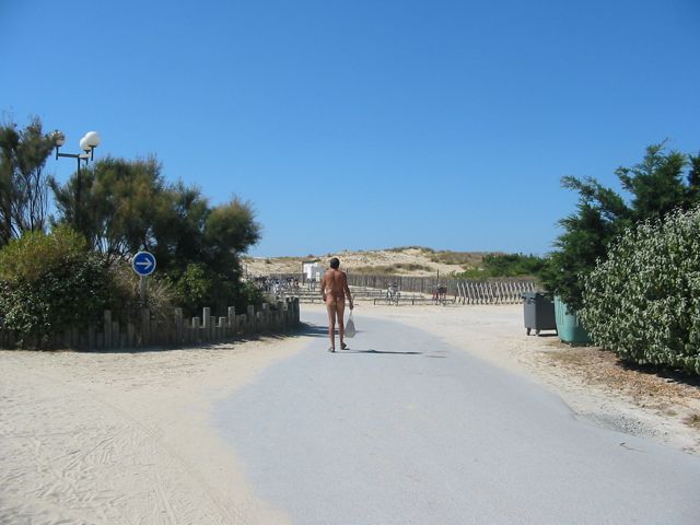Walking to the beach on the Atlantic Ocean at the CHM Montalivet